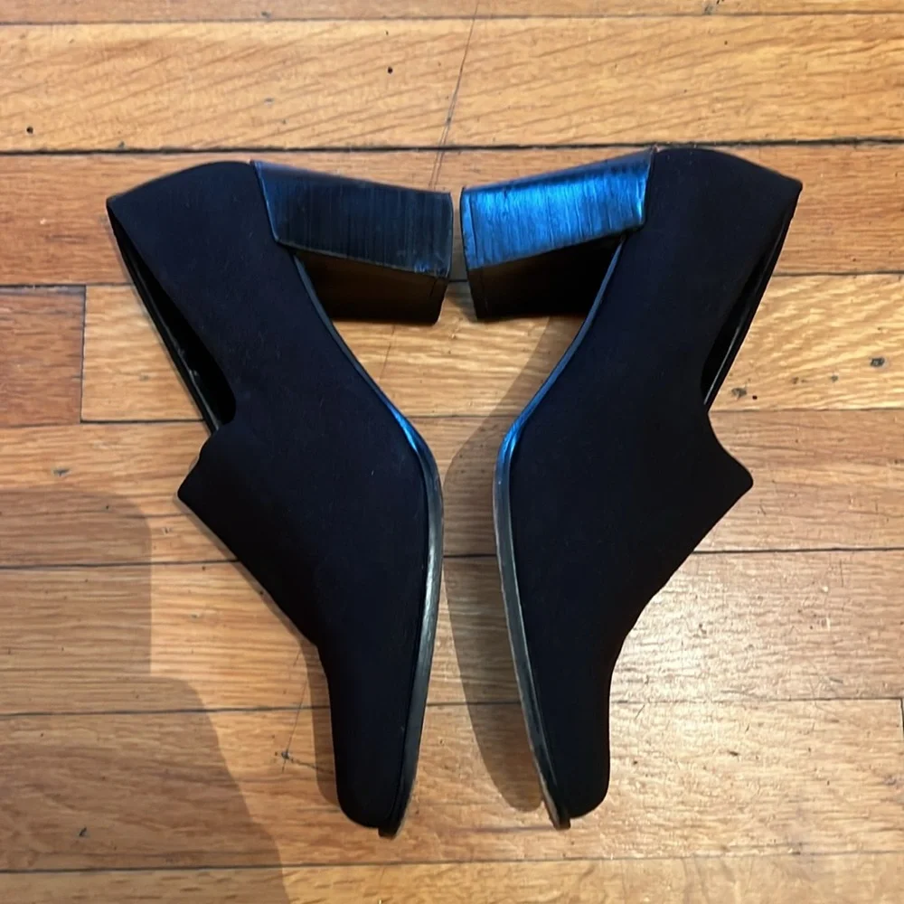 Donald J. Pliner The Chelsie Pump Heels in Black, size 7.5